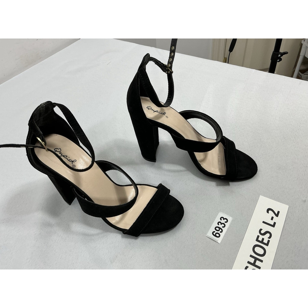 Womans Excellent Condition Qupid Strappy Sandals Size 7 Black Stacked Heel